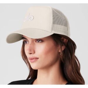 Rare Alo yoga district trucker hat NWT❤️